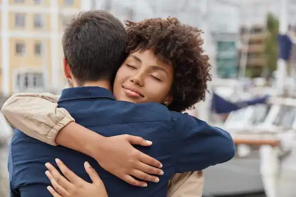 Personas abrazándose
